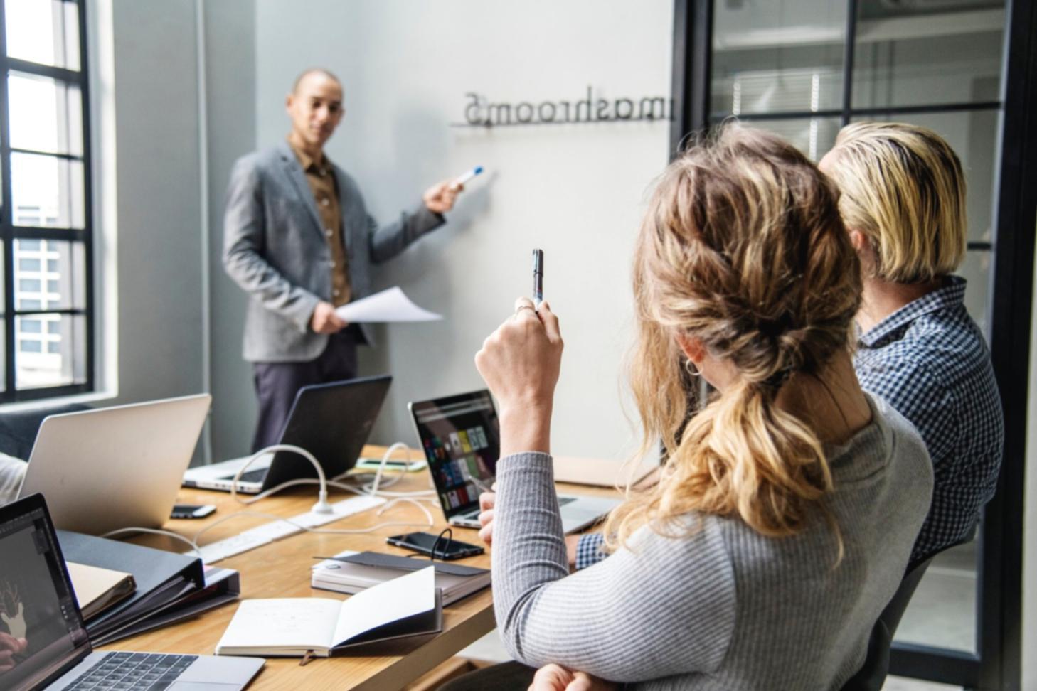 Femme analysant des données financières sur son ordinateur
